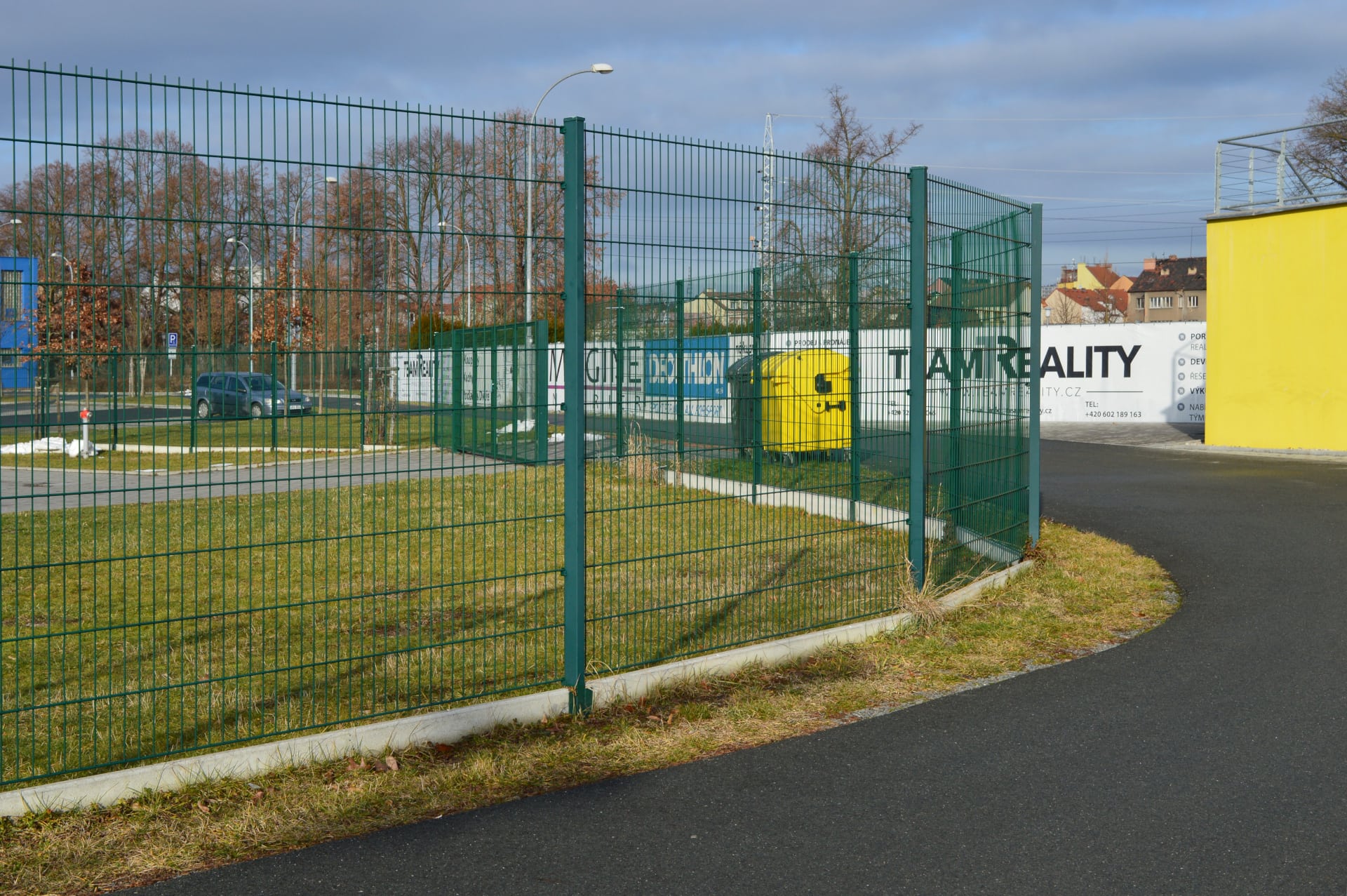 2D zelené plotové panely s podhrabovými deskami